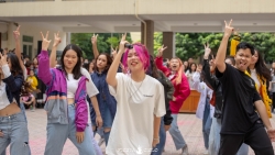 Sân trường Chuyên Sư phạm Hà Nội “rực lửa” trong ngày hội Flashmob