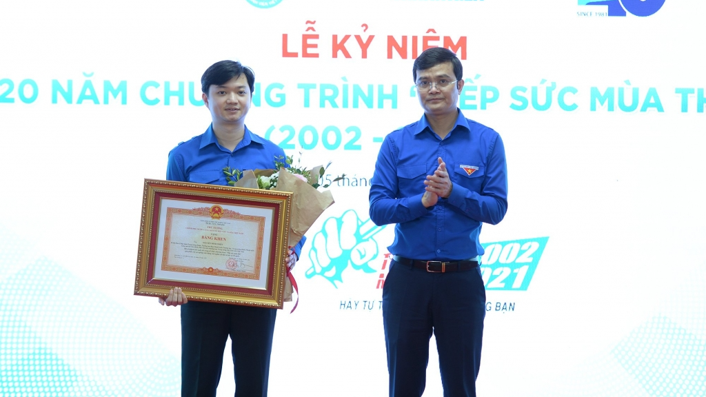 Bí thư Trung ương Đoàn Nguyễn Minh Triết đón nhận bằng khen của Thủ tướng Chính phủ