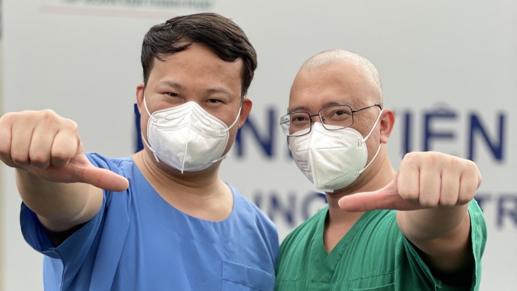 Bác sĩ Bùi Văn Xuân (bên trái) cùng đồng nghiệp 