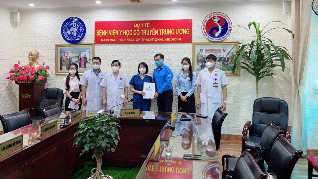 Chị Vũ Thị Loan nhận quà động viên từ Hội Liên hiệp Thanh niên, Hội Thầy thuốc trẻ thành phố Hà Nội