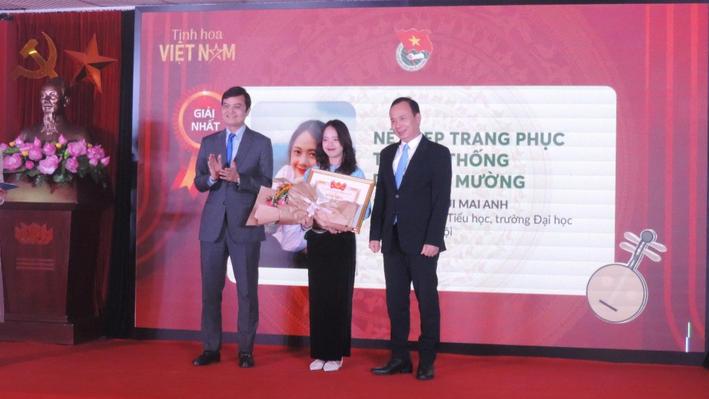 Phó Trưởng ban Dân vận Trung ương Nguyễn Lam và Bí thư Thường trực Trung ương Đoàn Bùi Quang Huy trao giải Nhất cho thí sinh Bùi Mai Anh 