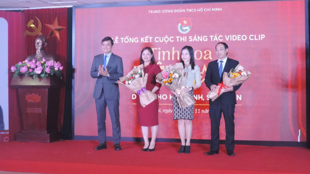 Bí thư Thường trực Trung ương Đoàn Bùi Quang Huy tặng hoa tri ân Ban Giám khảo cuộc thi 