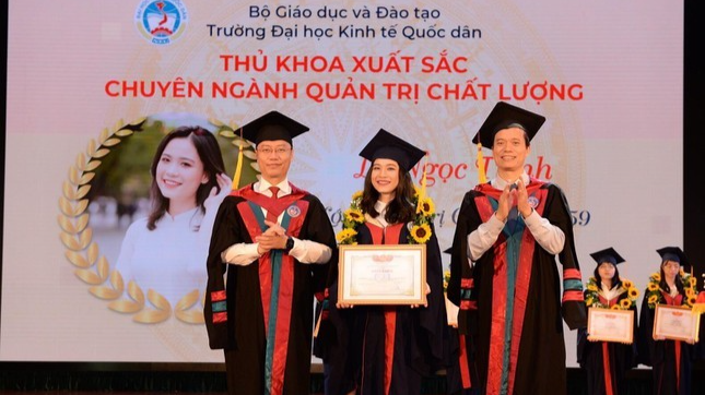 Lê Ngọc Trinh được vinh danh Thủ khoa xuất sắc trường Đại học Kinh tế Quốc dân 