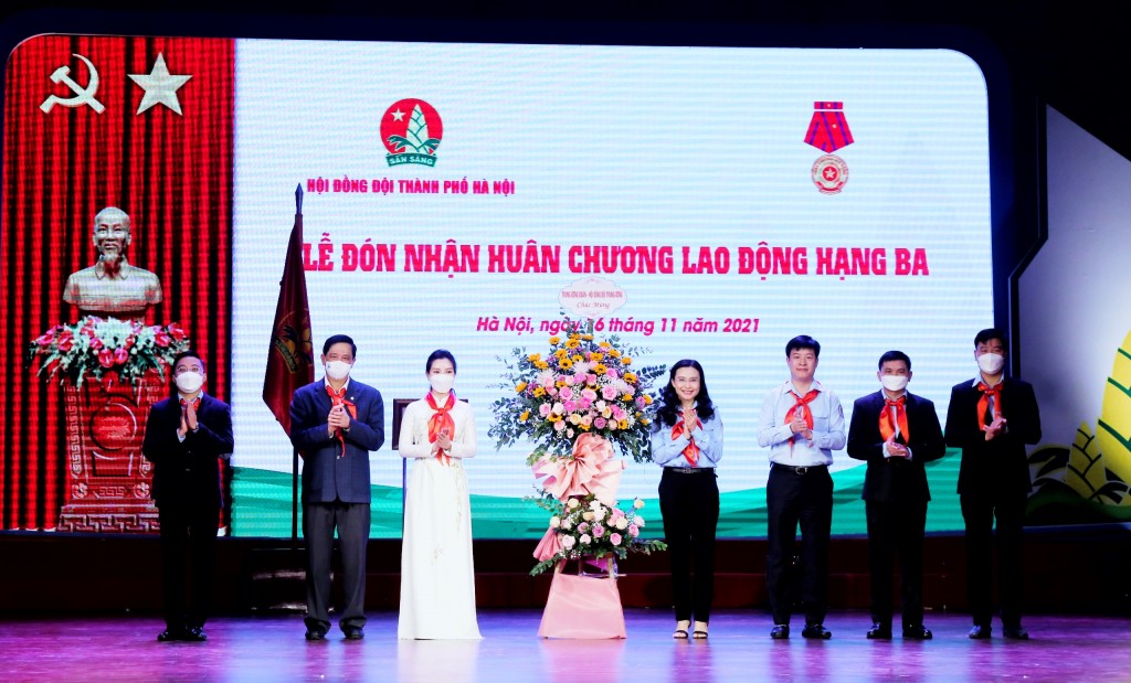 Lãnh đạo Trung ương Đoàn tặng hoa chúc mừng Hội đồng Đội thành phố Hà Nội