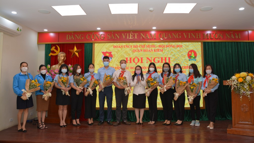 Quận đoàn Hoàn Kiếm chúc mừng các thầy cô giáo là giáo viên Tổng phụ trách Đội nhân kỷ niệm Ngày Nhà giáo Việt Nam 