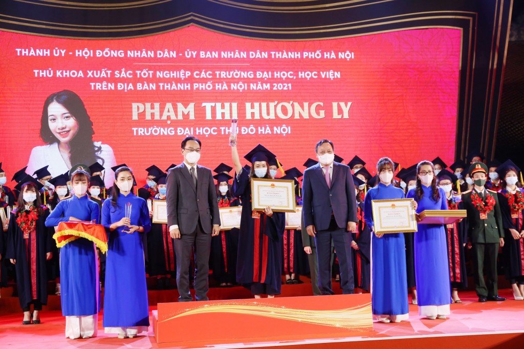 Phó Bí thư Thành ủy Hà Nội Nguyễn Văn Phong và Thứ trưởng Bộ Giáo dục và Đào tạo Hoàng Minh Sơn trao phần thưởng tới các Thủ khoa 