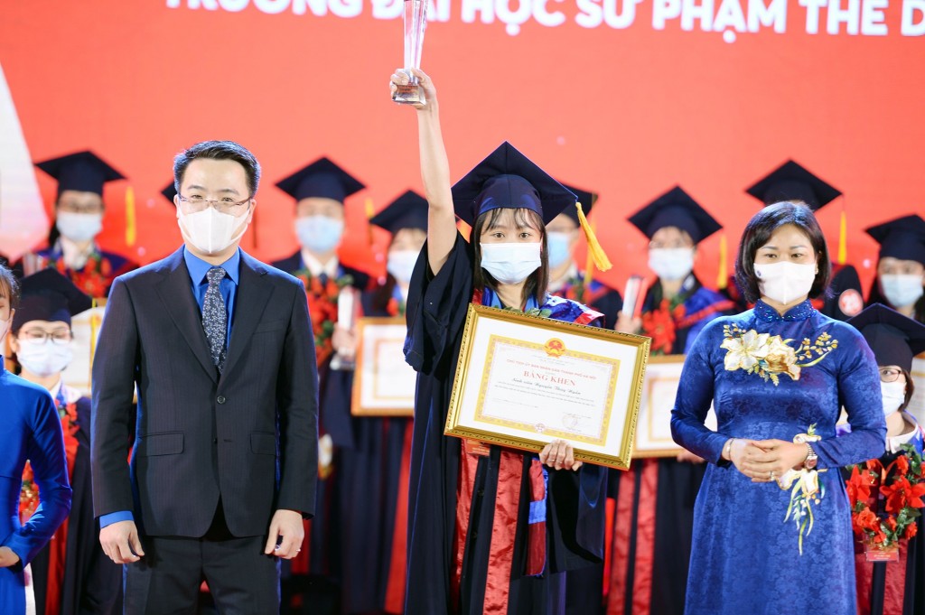 Phó Bí thư Thường trực Thành ủy Hà Nội Nguyễn Thị Tuyến và Bí thư Trung ương Đoàn Nguyễn Tường Lâm trao phần thưởng tới các Thủ khoa 