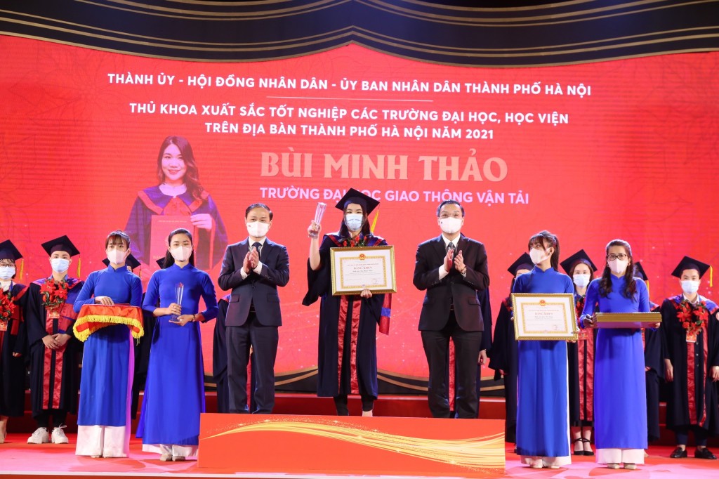 Phó Trưởng ban Thường trực ban Dân vận Trung ương Phạm Tất Thắng và Chủ tịch UBND thành phố Hà Nội Chu Ngọc Anh trao phần thưởng tới các Thủ khoa