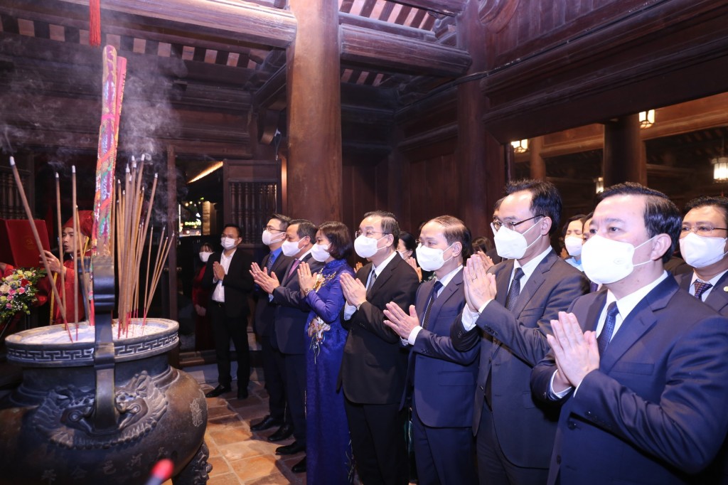 Các đại biểu cùng đại diện Thủ khoa làm lễ dâng hương tại Nhà Thái học 