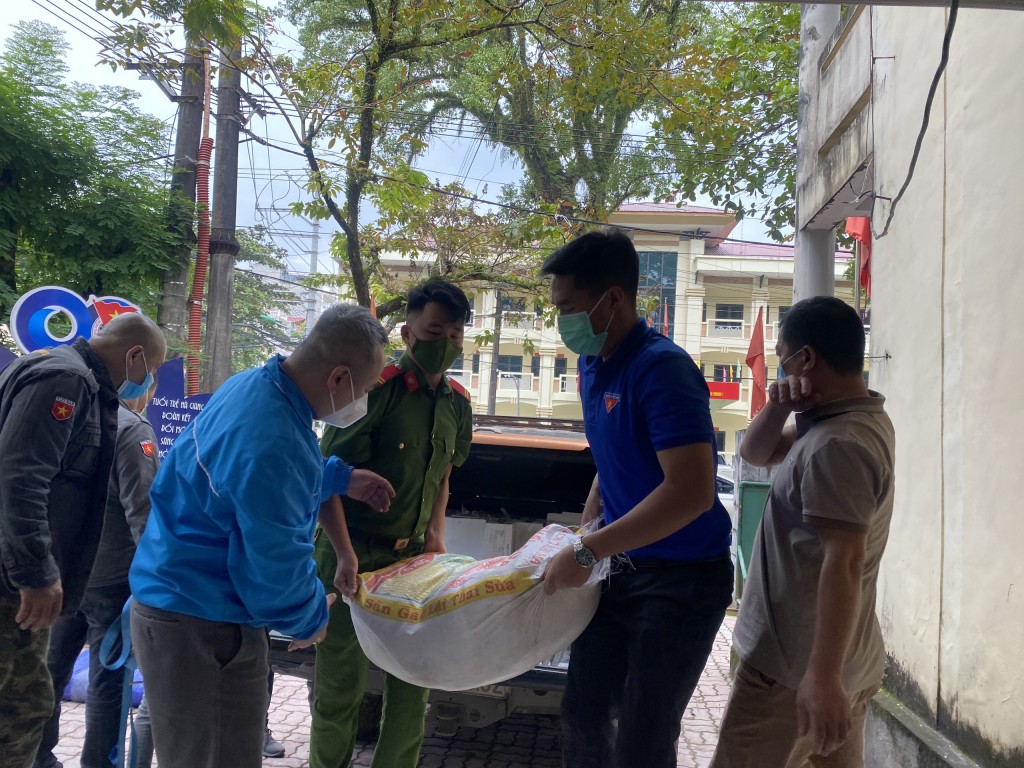 “Hà Nội nghĩa tình” - trao vật phẩm hỗ trợ Nhân dân Hà Giang vượt qua Covid-19