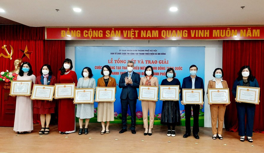 Giám đốc Sở Khoa học và Công nghệ Nguyễn Hồng Sơn trao Bằng khen của UBND thành phố Hà Nội cho các đơn vị xuất sắc