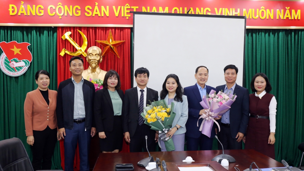 Các đồng chí trong Ban chấp hành Đảng ủy Khối các cơ quan Thành phố Hà Nội tặng hoa chúc mừng đồng chí Chu Hồng Minh 