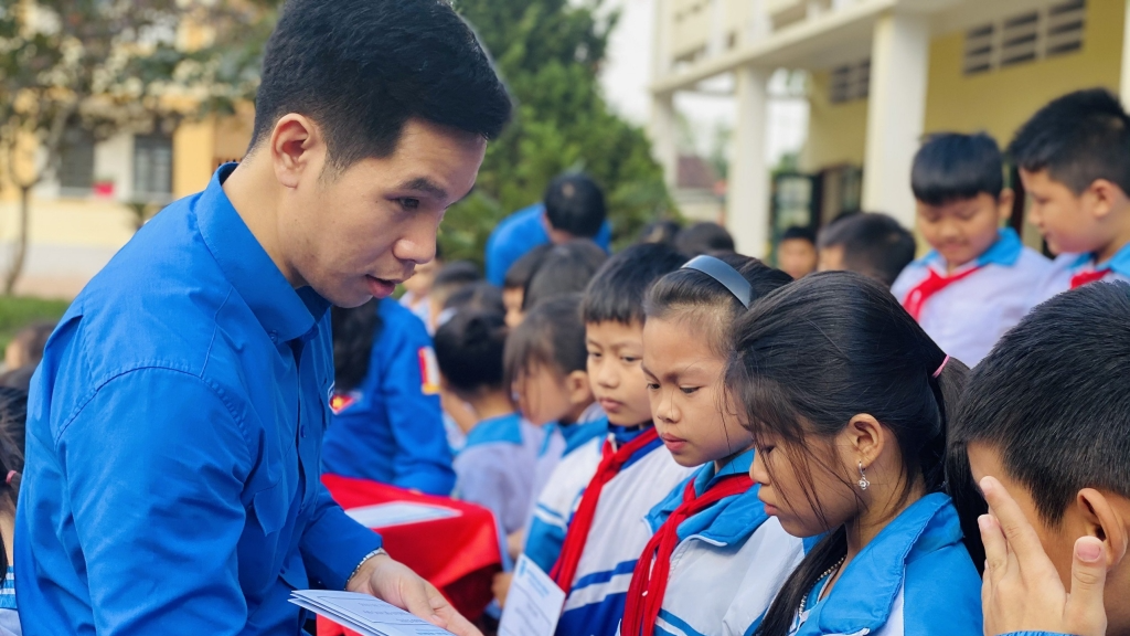 Tình nguyện mùa đông, tuổi trẻ Long Biên mang yêu thương tới miền Trung