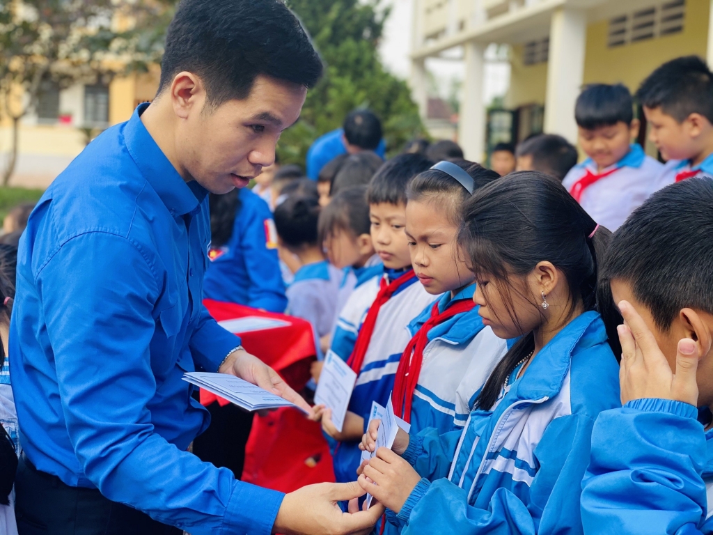 Đoàn công tác tặng quà tới gia đình có hoàn cảnh đặc biệt khó khăn