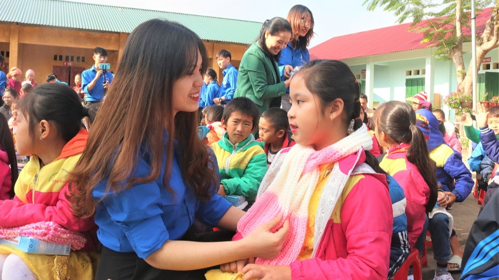 Những chiếc khăn chứa đựng tình yêu thương được thành viên trong đội trao tới các em nhỏ 