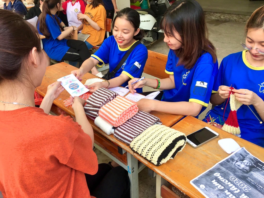 Mỗi mũi đan gửi gắm cả tình yêu thương của sinh viên Học viện Tài chính 