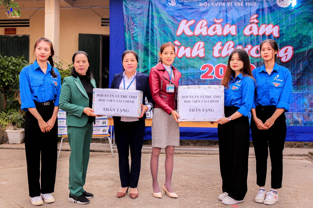 Nhiều phần quà được Đội Sinh viên tình nguyện Vì trẻ thơ trao gửi tới trường Tiểu học Tân Lập 