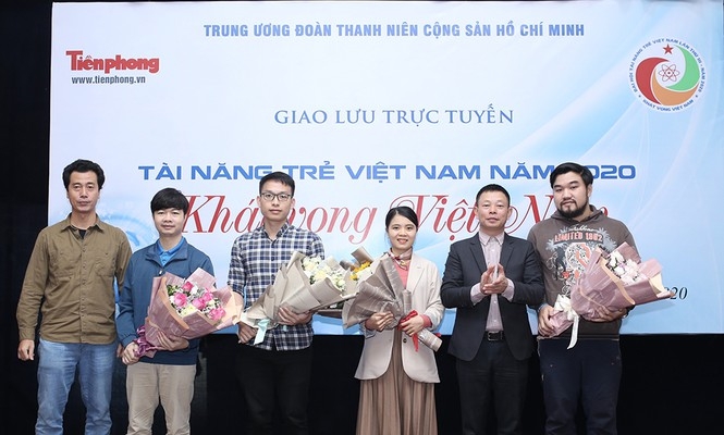 Ban tổ chức tặng hoa tới các gương mặt tiêu biểu tham gia chương trình giao lưu