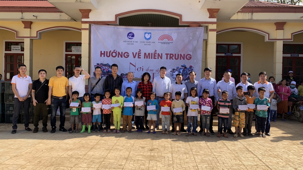 Nhiều suất học bổng cũng được đoàn trao tặng tới các em thiếu xã Hướng Việt 