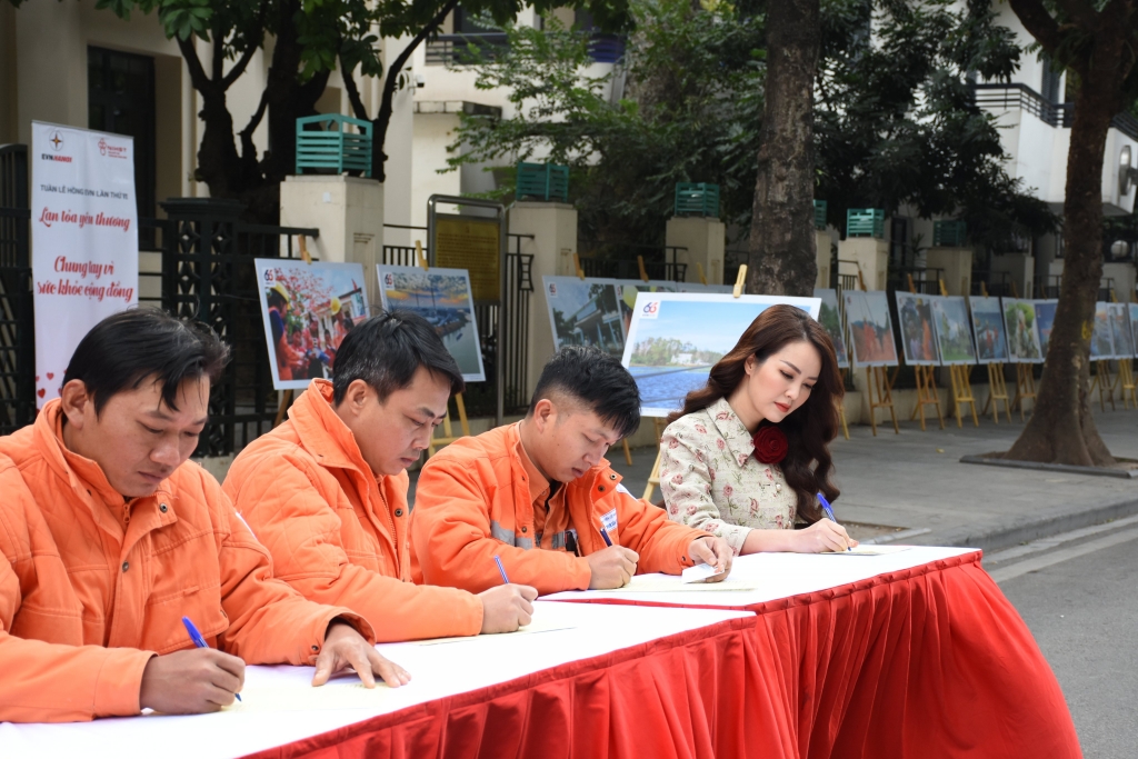 Á hậu Thụy Vân cùng đoàn viên, thanh niên EVN HANOI đăng kí hiến máu tình nguyện