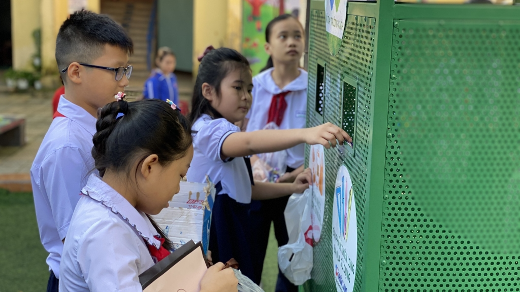 Các em học sinh hào hứng phân loại rác thải 