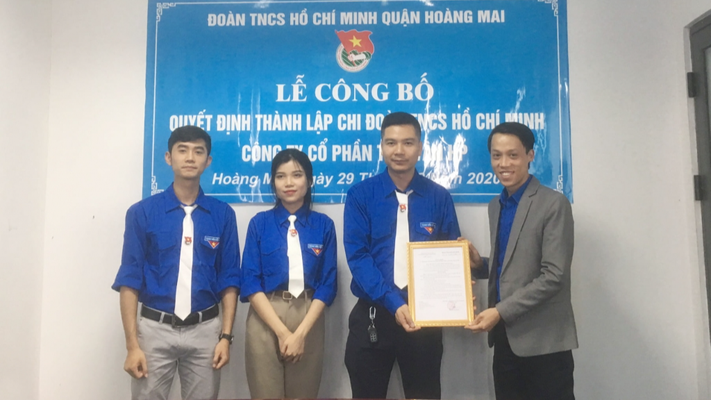 đồng chí Nguyễn Văn Hùng, Phó Bí thư Quận đoàn, Phó Chủ tịch Hội LHTN Việt Nam quận Hoàng Mai trao quyết định thành lập tới Chi đoàn Công ty cổ phần Tải vận HP