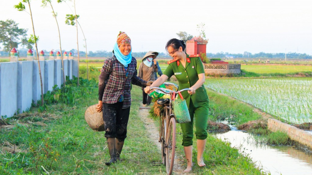 Thượng úy Nguyễn Phương Thảo luôn gần gũi, hỗ trợ người dân