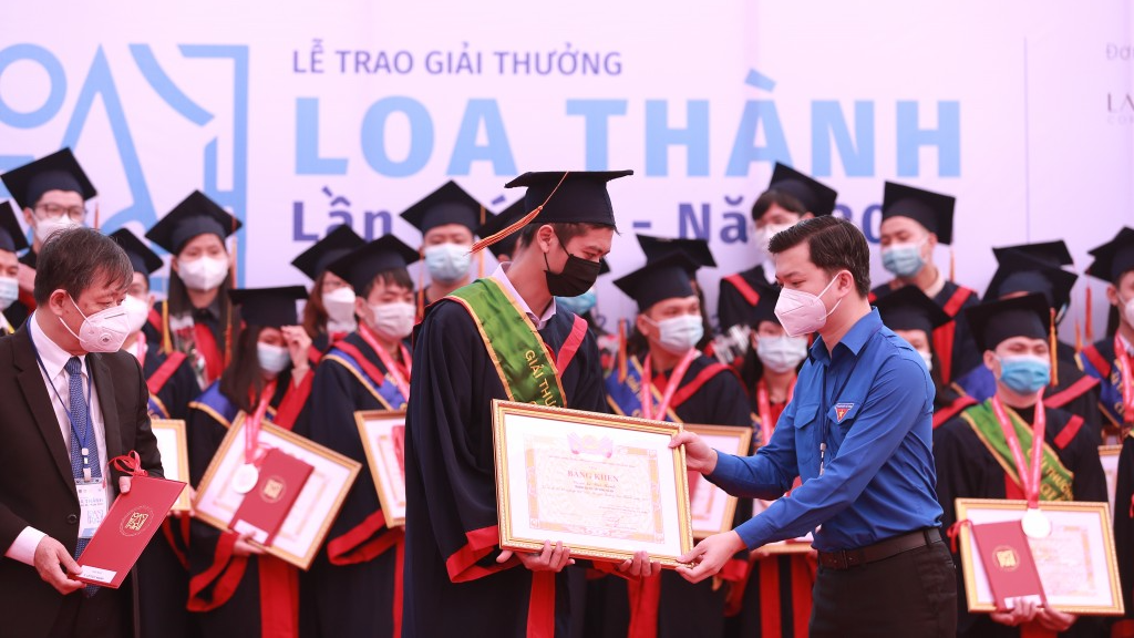 Bí thư Trung ương Đoàn Nguyễn Minh Triết trao Bằng khen tới tác giả đoạt giải Nhì