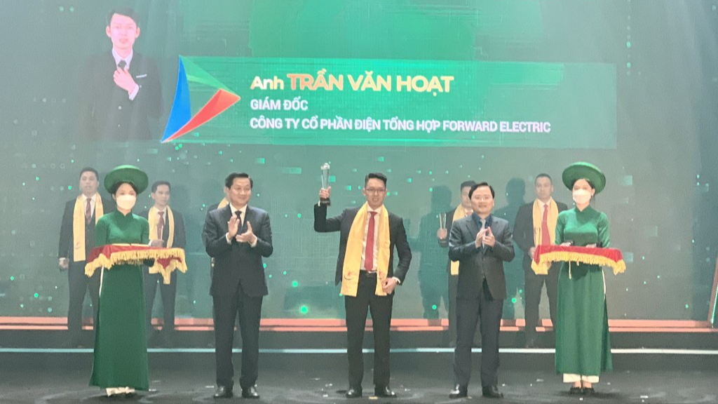 Phó Thủ tướng Chính phủ Lê Minh Khái và Bí thư Thứ nhất Trung ương Đoàn Nguyễn Anh Tuấn trao giải thưởng cho các doanh nhân trẻ khởi nghiệp xuất sắc năm 2021