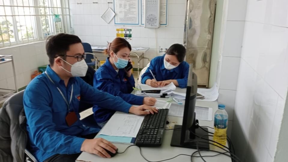 Thanh niên tình nguyện phường Lĩnh Nam gọi điện hỗ trợ điều trị F0 tại nhà 