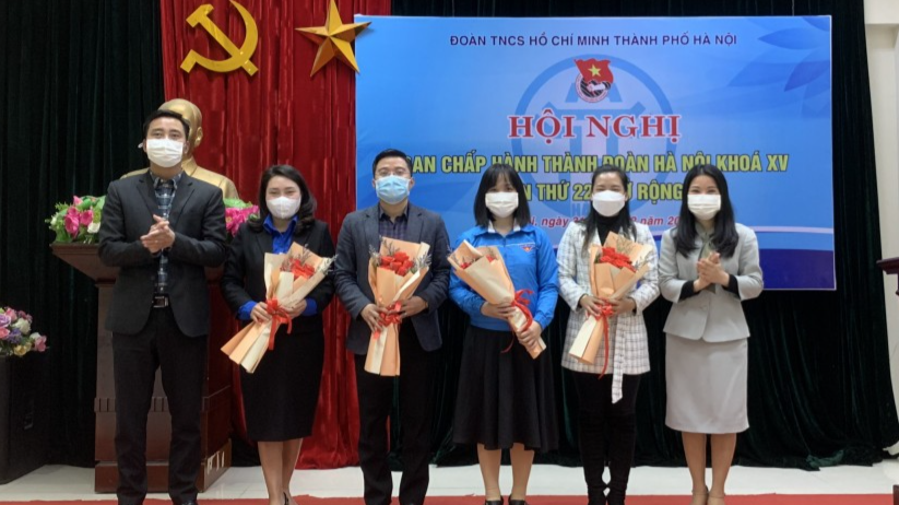 Bí thư Thành đoàn Hà Nội Chu Hồng Minh và Phó Bí thư Thường trực Thành đoàn Nguyễn Đức Tiến tặng hoa chúc mừng các đồng chí tân