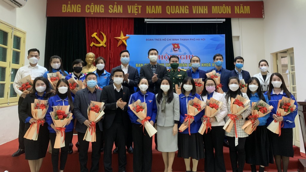 Thường trực Thành đoàn Hà Nội chúc mừng các đồng chí được bầu vào Ban Chấp hành, Ban Thường vụ Thành đoàn Hà Nội khóa XV