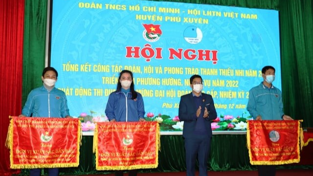 Nhiều đơn vị xuất sắc được khen thưởng 