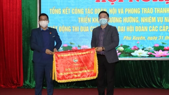 Huyện đoàn Phú Xuyên đón nhận Cờ thi đua xuất sắc