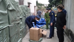 Hưng Yên: QLTT đột kích kho hàng, thu giữ hàng chục nghìn sản phẩm nghi làm giả