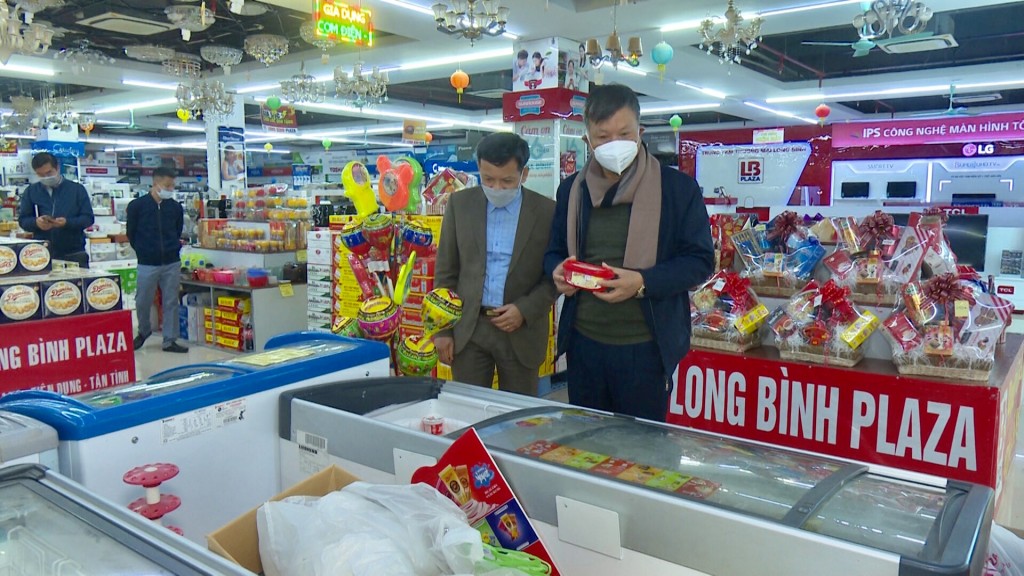 Đoàn công tác thành phố Hà Nội kiểm tra vấn đề ATTP tại siêu thị Long Bình