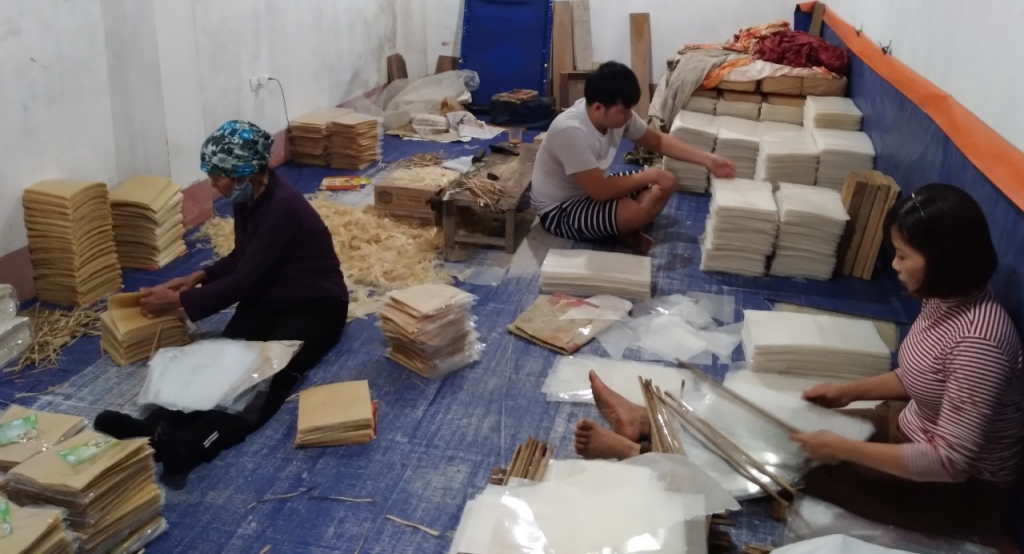 Bánh được sản xuất quanh năm, nhưng vào dịp giáp Tết cổ truyền đơn hàng nhiều hơn nên đòi hỏi các hộ dân làm bánh phải dậy từ 3-4 giờ sáng và kết thúc công việc vào tối muộn mới có đủ bánh đa nem phục vụ nhu cầu thị trường. 