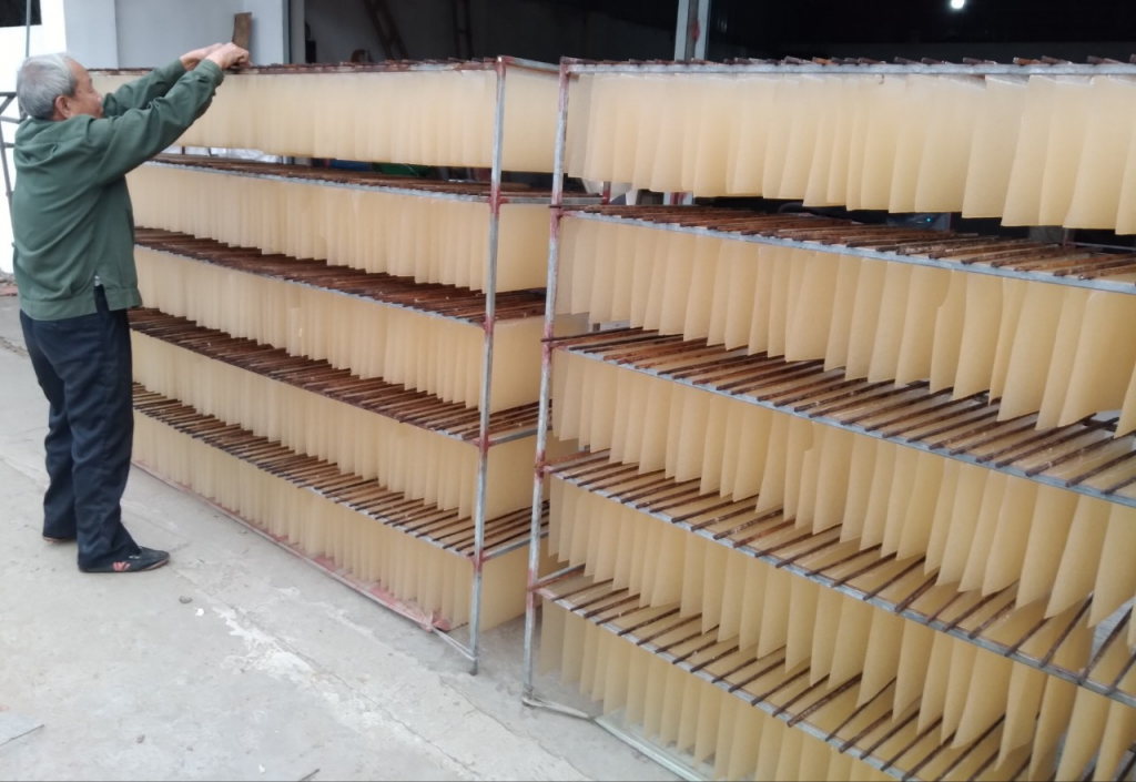 Bánh đa nem Tiến Thịnh từ lâu được người tiêu dùng khắp các tỉnh, thành biết đến bởi độ dẻo, dai và mang mùi vị đặc trưng