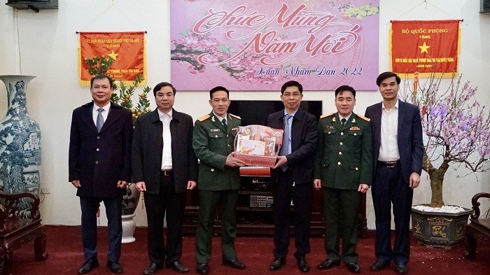đồng chí Lâm Quang Thao – Phó Bí thư Thường trực Quận uỷ làm trưởng đoàn đã đến động viên, chúc Tết tại BCH Quân sự quận, Trung tâm Y tế quận và Công ty Điện lực Nam Từ Liêm.