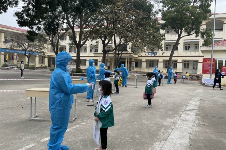 Học sinh lớp 1,2 tại huyện Mê Linh đến trường kiểm tra học kỳ trực tiếp vào ngày 4-7/1
