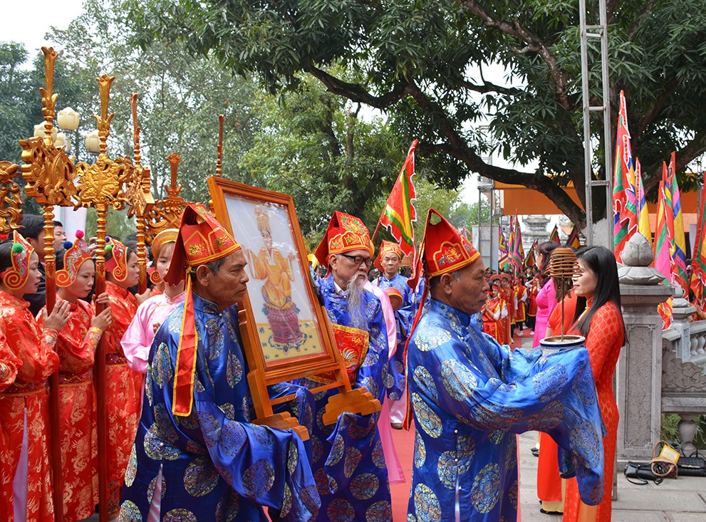 Đền Hai Bà Trưng là nơi gắn bó mật thiết với đời sống cộng đồng trong sinh hoạt văn hóa, tín ngưỡng, thể hiện đạo lý uống nước nhớ nguồn, tự hào dân tộc, sự cố kết cộng đồng. 