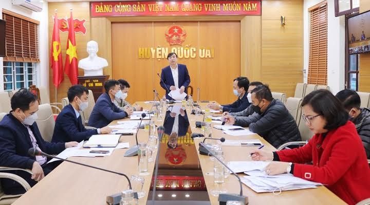 Ông  Phạm Quang Tuấn- UVTV, Phó Chủ tịch Thường trực UBND huyện Quốc Oai báo cáo về tình hình triển khai các CCN trên địa bàn huyện