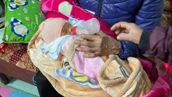 Thái Bình: Đau lòng cháu bé sơ sinh bị bỏ rơi trong đêm lạnh