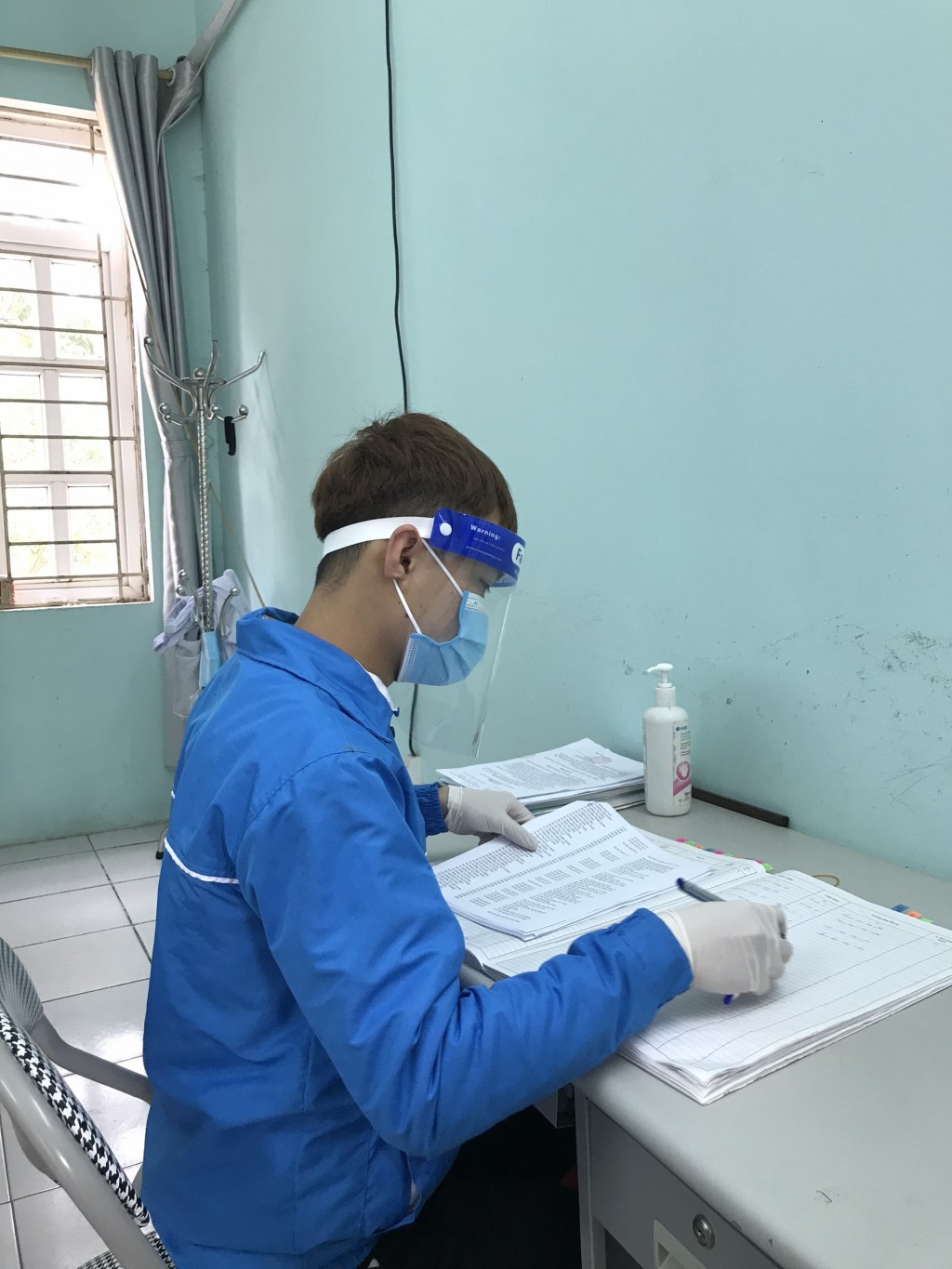 Một ngày của em là từ 7h30 đến 4h30 sẽ hỗ trợ bên trạm y tế nhập liệu F0 và gọi điện cho công dân hết cách ly khỏi bệnh ra test khẳng định để lấy giấy ra viện Một ngày của em là từ 7h30 đến 4h30 sẽ hỗ trợ bên trạm y tế nhập liệu F0 và gọi điện cho công dân hết cách ly khỏi bệnh ra test khẳng định để lấy giấy ra viện