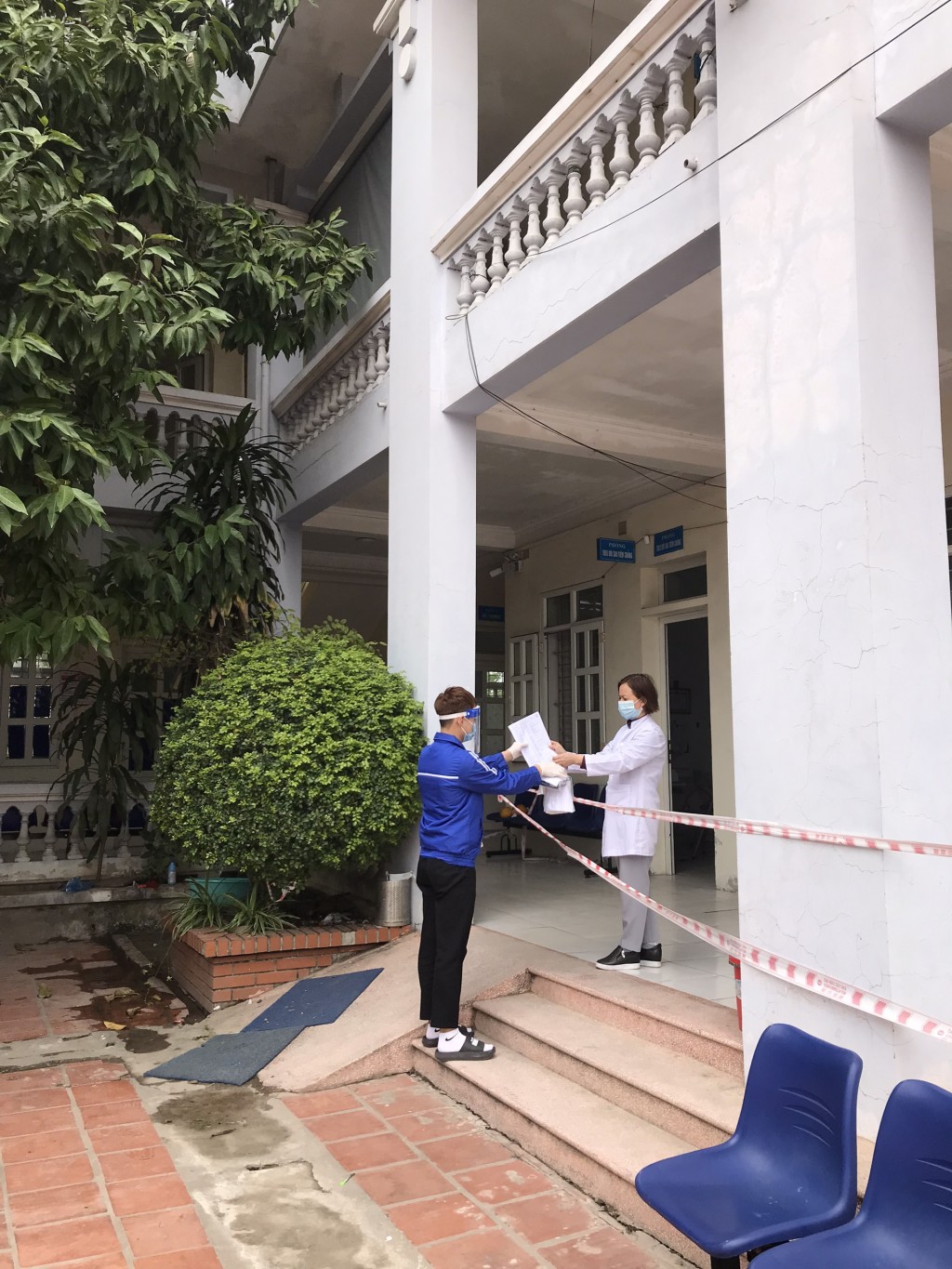Với vai trò là Nhóm trưởng tổ Covid-19 cộng đồng số 35, phụ trách trực tiếp 51 hộ dân thuộc địa bàn Tổ Dân phố số 7, thị trấn Chi Đông, Chương luôn thực hiện tốt nhiệm vụ trong việc triển khai các nhiệm vụ liên quan tới công tác phòng, chống dịch bệnh do Covid-19 theo chỉ đạo của Chính phủ, Thành phố, Huyện và thị trấn. Trong thời gian tham gia phòng chống dịch Chương cùng tổ dân phố kêu gọi người dân tham gia chiến dịch tiêm chủng và kêu gọi xã hội hóa được hơn 20 triệu đồng vào Quỹ vaccine của tổ dân phố số 7, thị trấn Chi Đông. Với vai trò là Nhóm trưởng tổ Covid-19 cộng đồng số 35, phụ trách trực tiếp 51 hộ dân thuộc địa bàn Tổ Dân phố số 7, thị trấn Chi Đông, Chương luôn thực hiện tốt nhiệm vụ trong việc triển khai các nhiệm vụ liên quan tới công tác phòng, chống dịch bệnh do Covid-19 theo chỉ đạo của Chính phủ, Thành phố, Huyện và thị trấn. Trong thời gian tham gia phòng chống dịch Chương cùng tổ dân phố kêu gọi người dân tham gia chiến dịch tiêm chủng và kêu gọi xã hội hóa được hơn 20 triệu đồng vào Quỹ vaccine của tổ dân phố số 7, thị trấn Chi Đông.