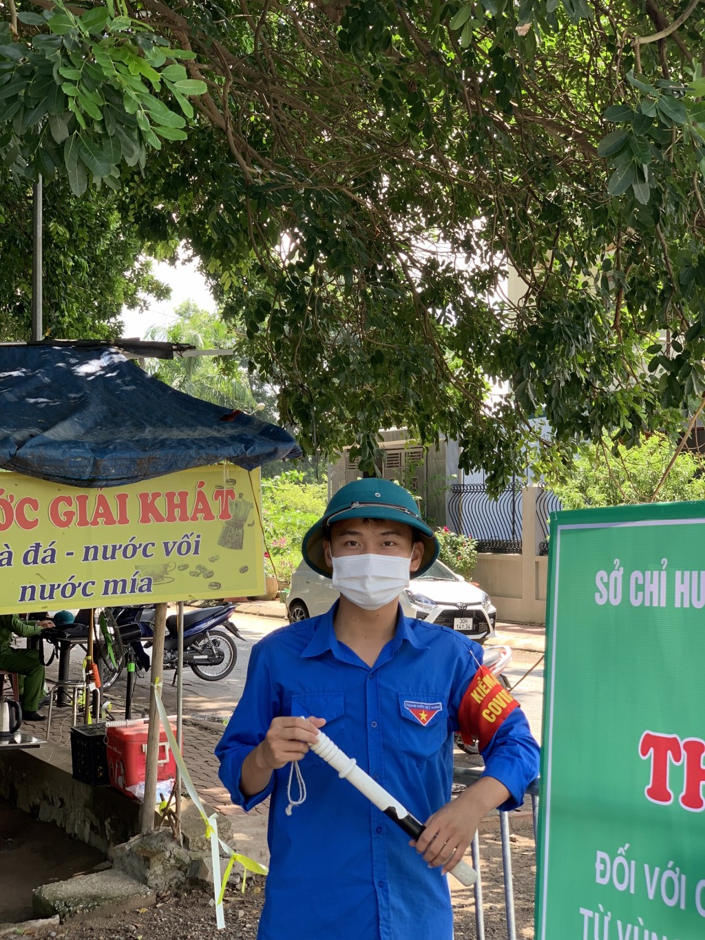 Đặc biệt trong ngày 22/08/2021, khi tham gia tăng cường ở chốt kiểm dịch ở Tổ dân phố số 6, tôi đã phát hiện và báo cáo với Đội trưởng Đội chốt và thu giữ 04 chiếc thẻ giả (thẻ ra vào địa phương được cấp cho công dân tạm trú thay cho giấy đi đường trên địa bàn thị trấn Chi Đông). Nhân định được tình hình đó, Đội trưởng chốt đã phối hợp với Chốt tổ dân phố số 4, báo cáo với Trưởng ban phòng, chống dịch Covid-19 của thị trấn Chi Đông và thu giữ 07 chiếc thẻ giả; đồng thời bàn giao về cho công an thị trấn Chi Đông 07 đối tượng ra vào trái phép trong thời gian giãn cách xã hội. Đặc biệt trong ngày 22/08/2021, khi tham gia tăng cường ở chốt kiểm dịch ở Tổ dân phố số 6, tôi đã phát hiện và báo cáo với Đội trưởng Đội chốt và thu giữ 04 chiếc thẻ giả (thẻ ra vào địa phương được cấp cho công dân tạm trú thay cho giấy đi đường trên địa bàn thị trấn Chi Đông). Nhân định được tình hình đó, Đội trưởng chốt đã phối hợp với Chốt tổ dân phố số 4, báo cáo với Trưởng ban phòng, chống dịch Covid-19 của thị trấn Chi Đông và thu giữ 07 chiếc thẻ giả; đồng thời bàn giao về cho công an thị trấn Chi Đông 07 đối tượng ra vào trái phép trong thời gian giãn cách xã hội.