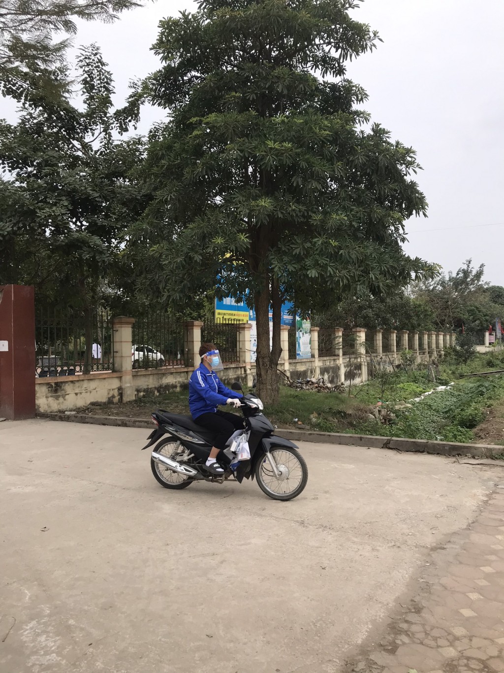 Khoảng gần 4r sẽ chốt danh sách của tổ để phối hợp với BCĐ phòng chống dịch đi phong toả khu vực cách ly y tế thường thường sẽ diễn ra từ 1,5 đến 2h sau khi đi phong toả xong e sẽ ra trạm để lấy thuốc và giao cho F0 và call zalo để hướng dẫn viết hồ sơ đăng ký tham gia dùng thuố Khoảng gần 4r sẽ chốt danh sách của tổ để phối hợp với BCĐ phòng chống dịch đi phong toả khu vực cách ly y tế thường thường sẽ diễn ra từ 1,5 đến 2h sau khi đi phong toả xong e sẽ ra trạm để lấy thuốc và giao cho F0 và call zalo để hướng dẫn viết hồ sơ đăng ký tham gia dùng thuố