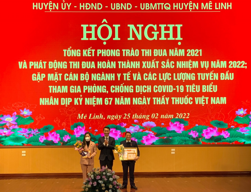 uyễn Công Bằng - Trưởng Ban thi đua khen thưởng Thành phố Hà Nội tặng bằng khen của Chính phủ cho các tập thể, cá nhân