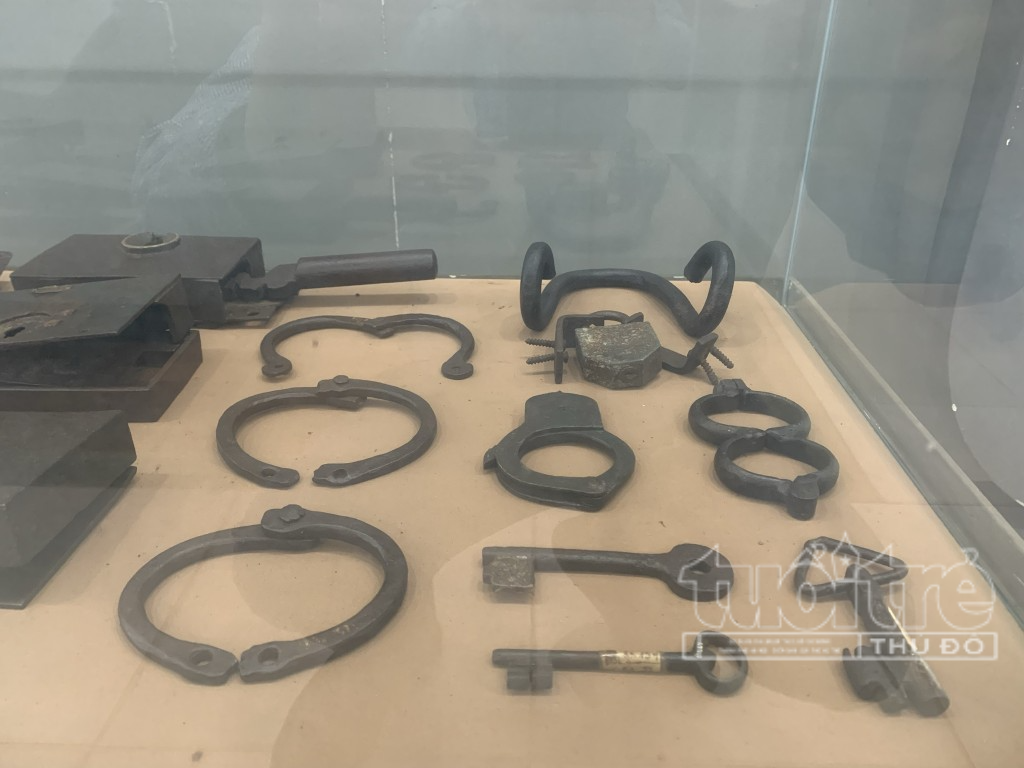 Các hình cụ để giam cầm, tra tấn tù nhân tại nhà ngục Sơn La