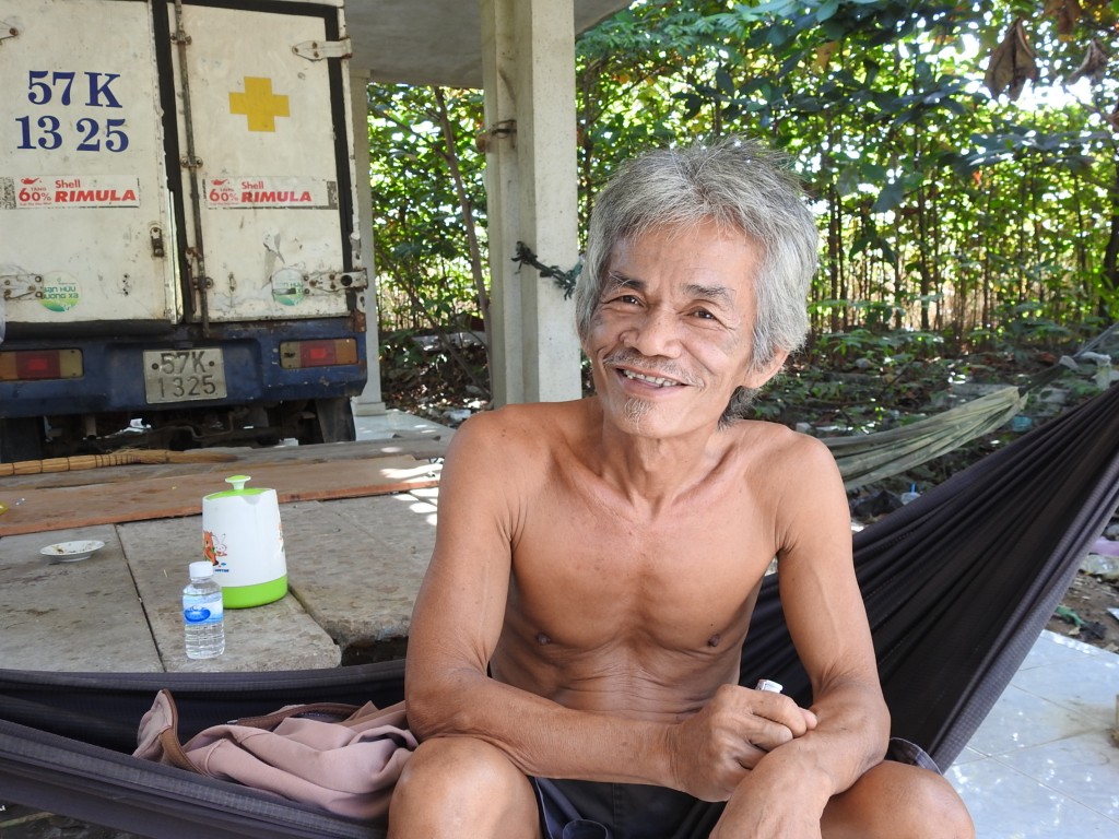 Ông Trần Văn Hẹn sống tại nghĩa trang Bình Hưng Hòa gần 30 năm